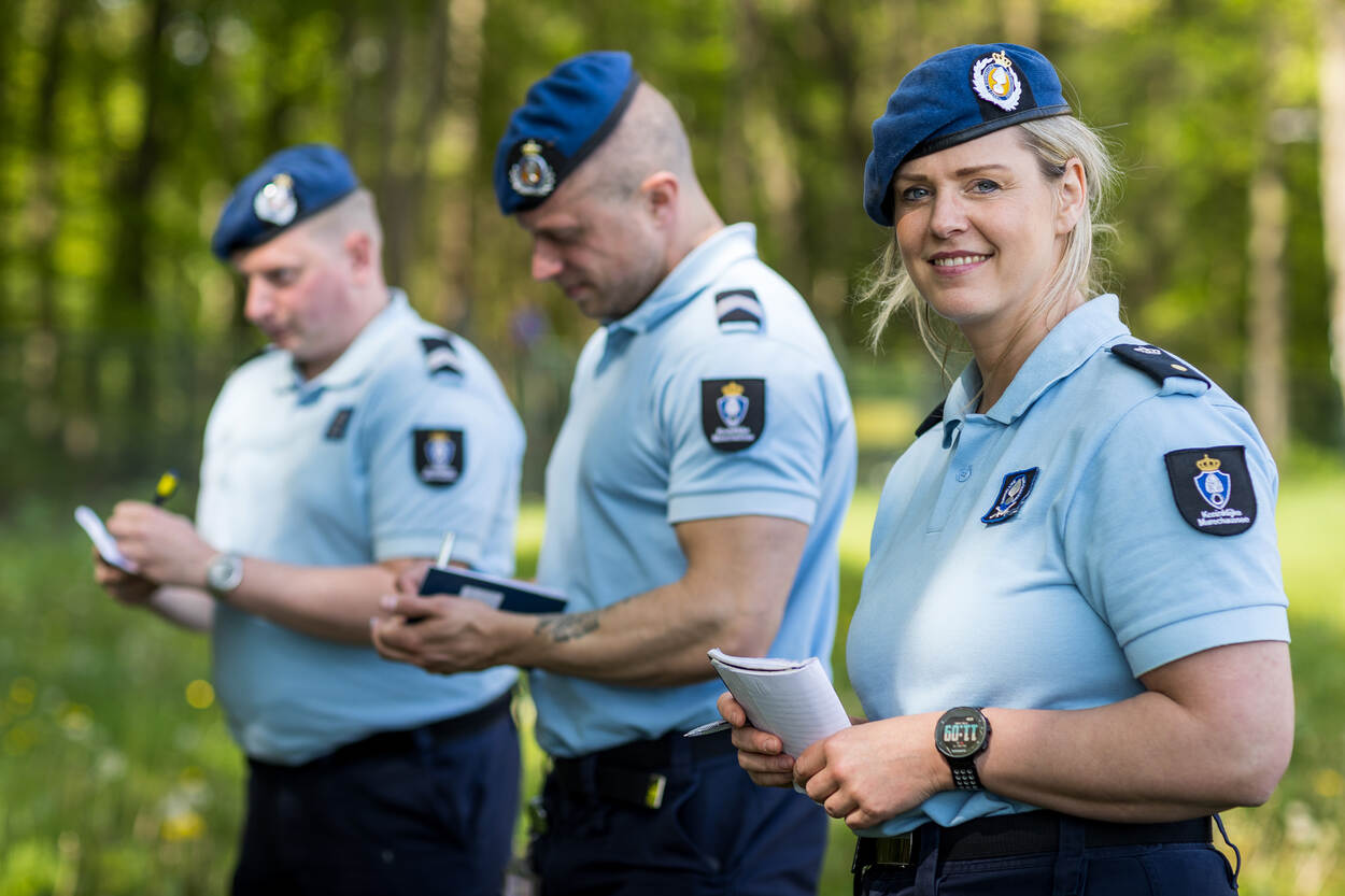 Foto van een marechaussee tijdens de Leergang Senior Medewerker.