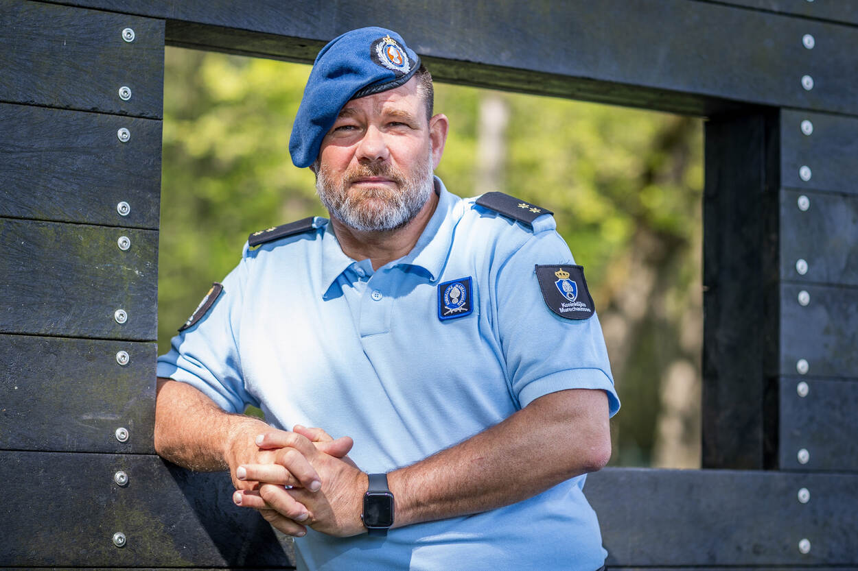 Foto van een marechaussee tijdens de Leergang Senior Medewerker.