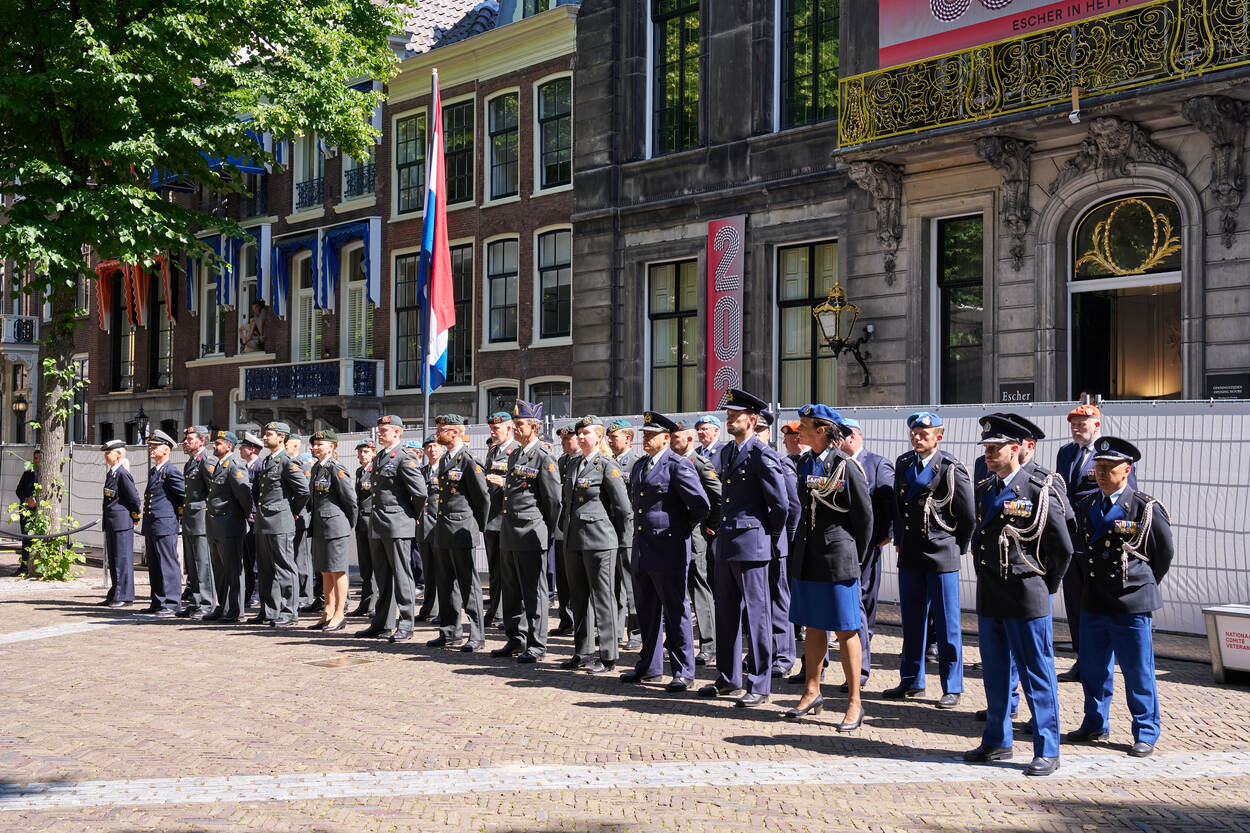 Marechaussees en andere militairen staan opgesteld voor de medailleuitreiking.