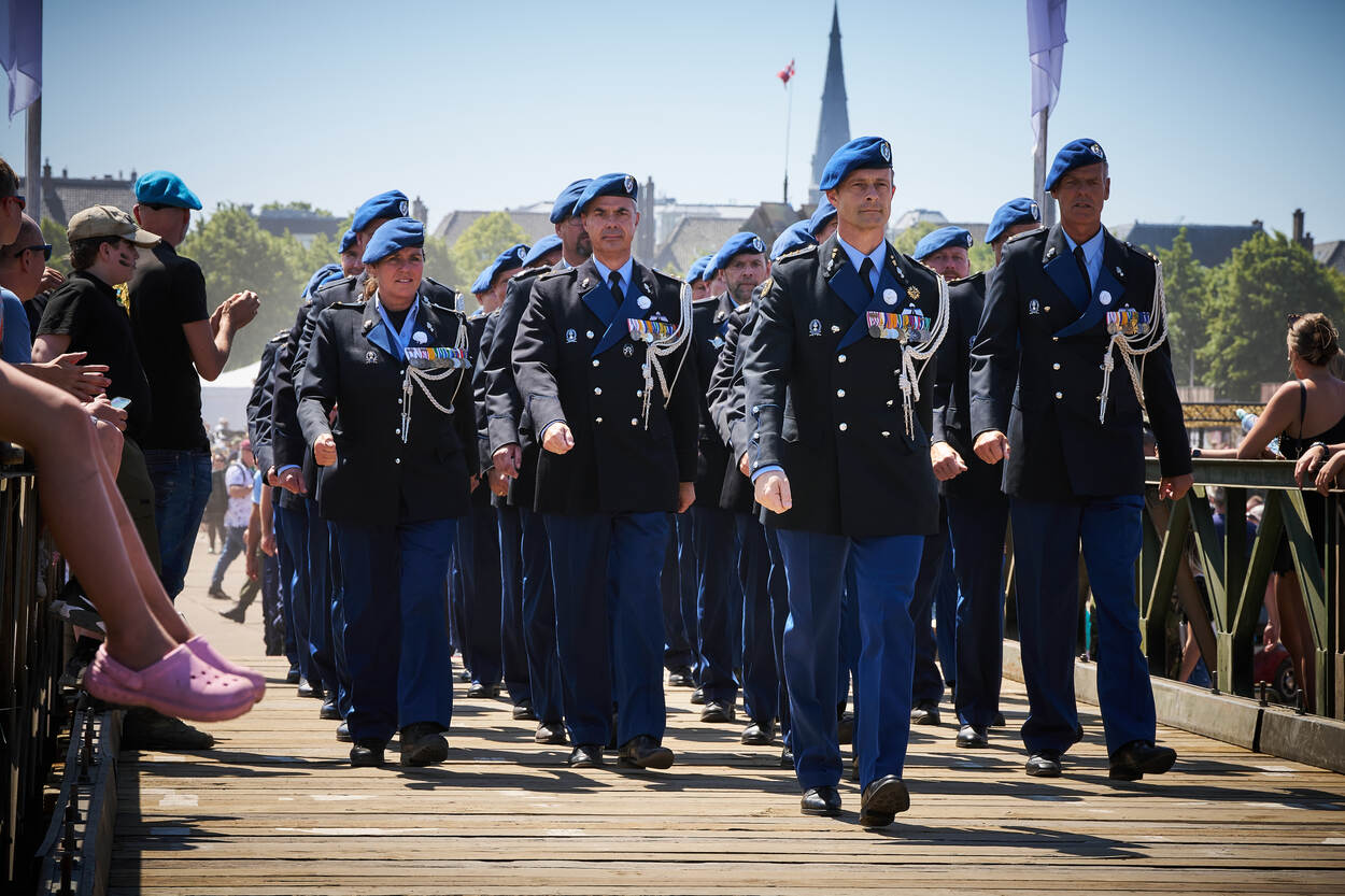 Een detachement van de Marechaussee begint aan het defile.
