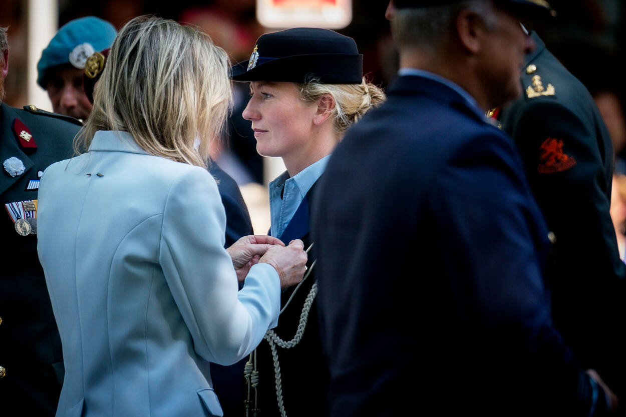 Een marechausseecollega krijgt een medaille opgespeld.