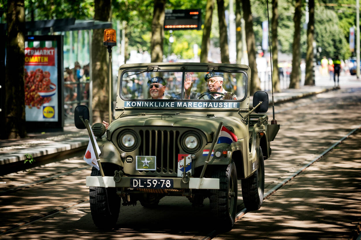 Een oud voertuig van de Marechaussee rijdt mee in het defile.