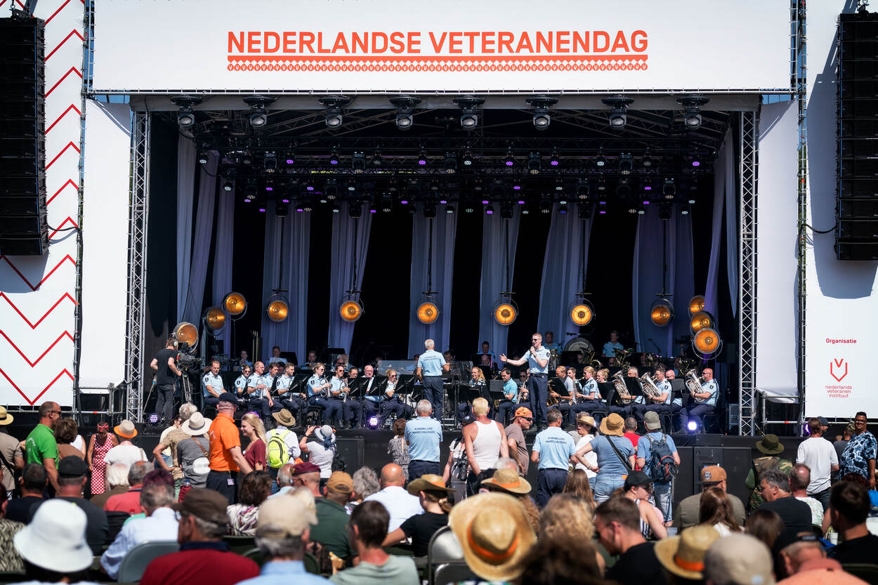 Het Orkest Koninklijke Marechaussee geeft een optreden.