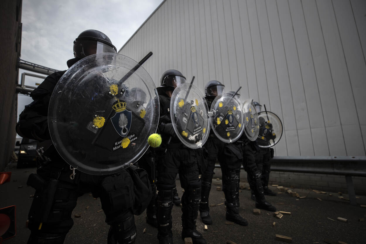De ME staat op lijn en wordt bekogeld.
