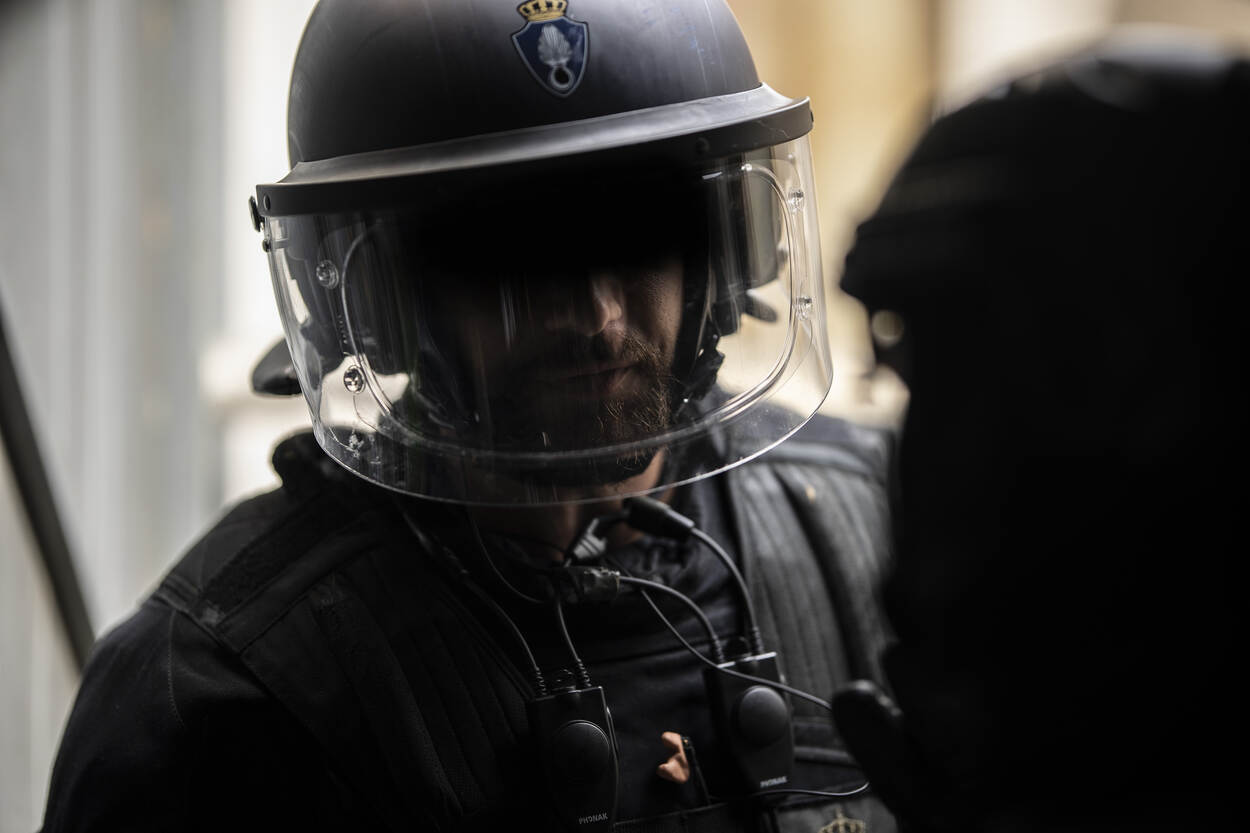 Een close up van een ME'er met een helm op.