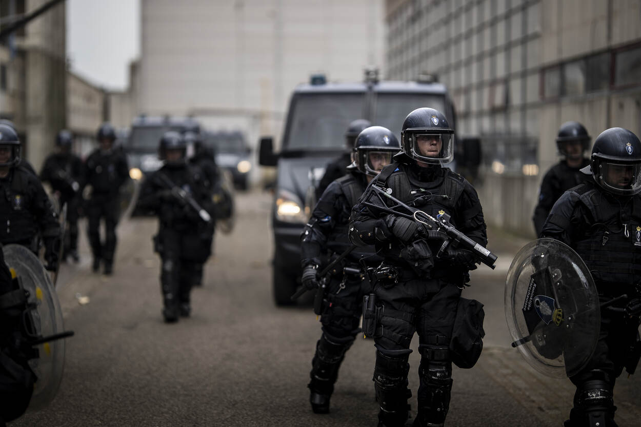 Een foto van de ME. Een collega heeft een luchtdrukwapen FN303. Daarmee kan hij de grootste raddraaiers markeren, zodat de aanhoudingseenheid weet wie ze moeten oppakken.