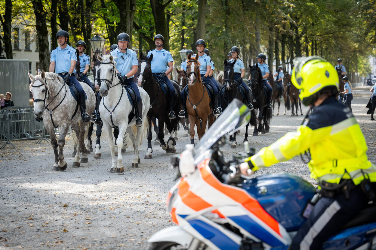 Foto van een motorrijder van de Marechaussee die de Bereden Brigade begeleidt voorafgaand aan Prinsjesdag 2023.