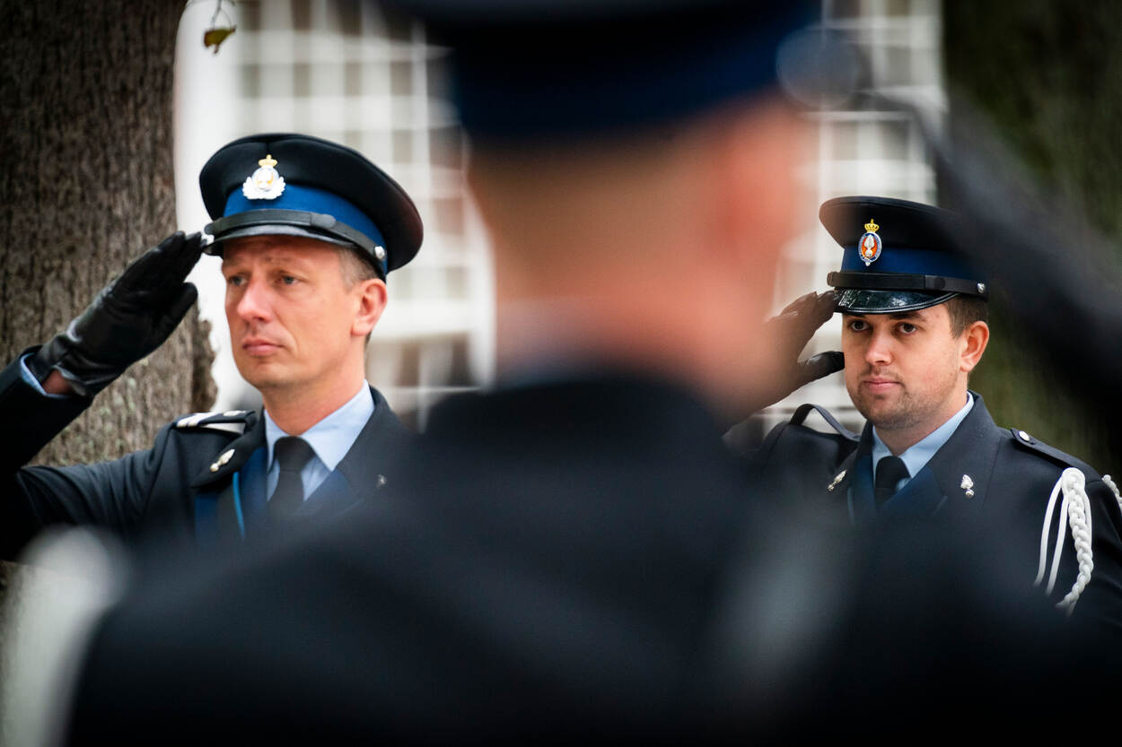 Foto van collega's die de eregroet brengen tijdens Prinsjesdag 2023.