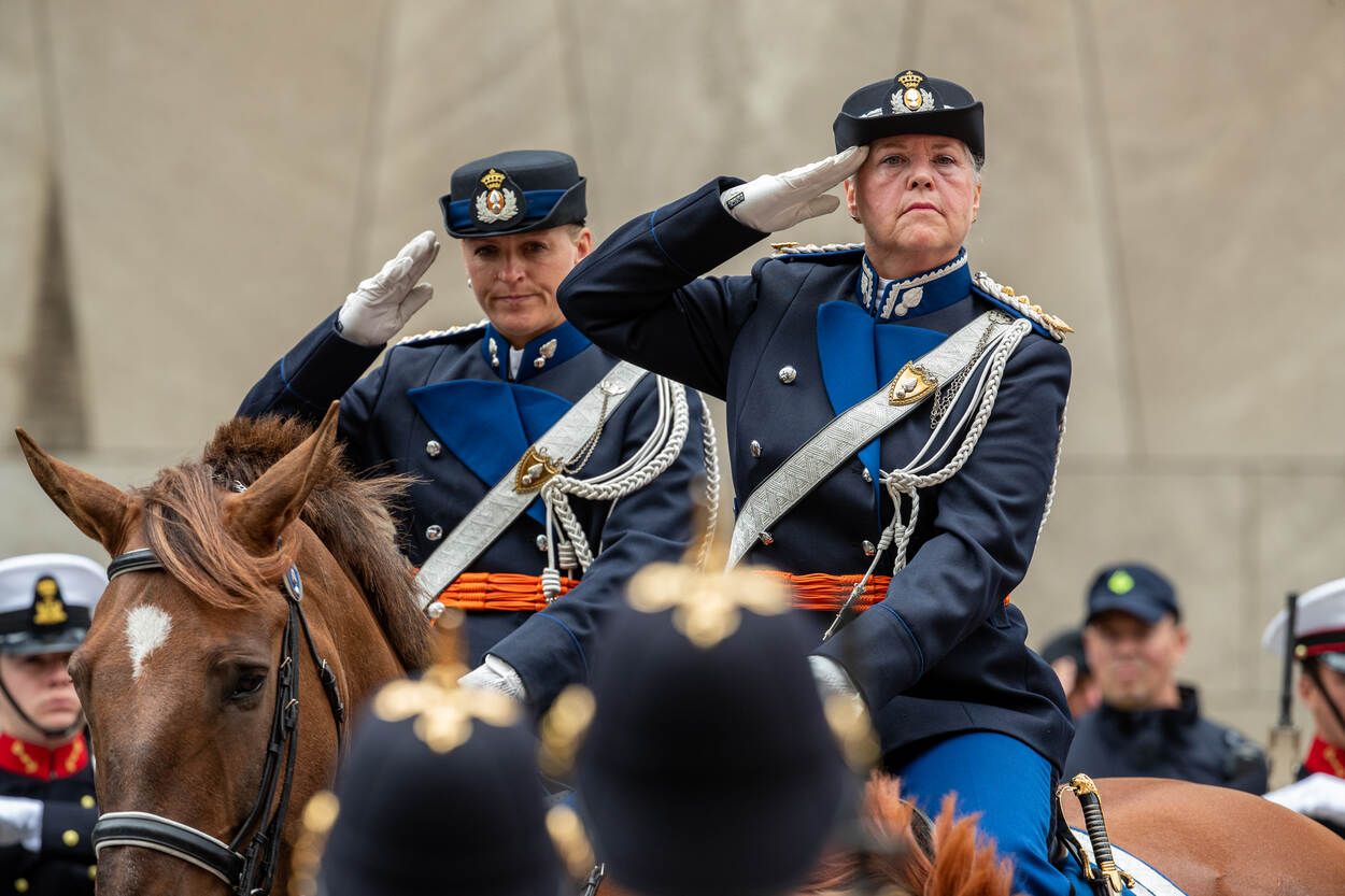Foto van een CKMar Annelore Roelofs te paard tijdens Prinsjesdag 2023.