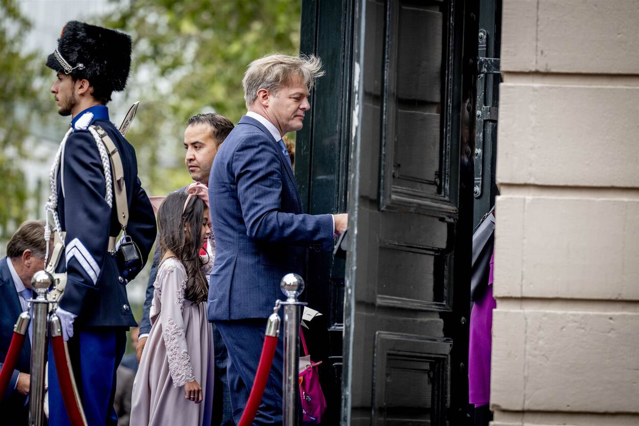 ANP-foto Pieter Omzigt met Marechaussee als dubbelpost tijdens Prinsjesdag 2023.