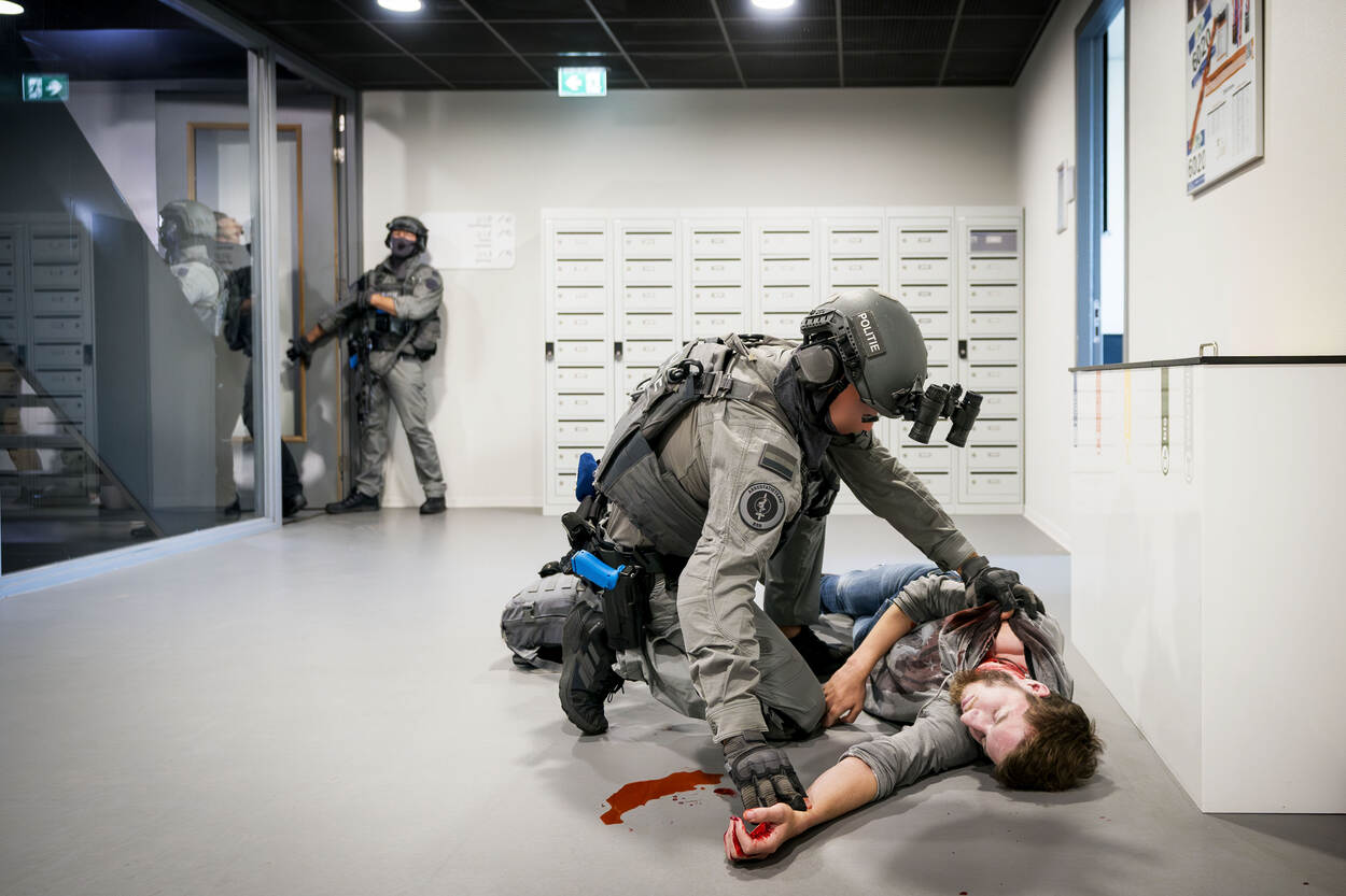 Het arrestatie- en ondersteuningsteam in actie tijdens het schoolshooting-scenario en verzorgt een gewonde persoon.