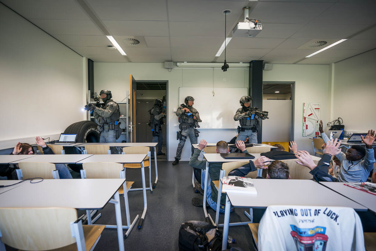 Het arrestatie- en ondersteuningsteam in actie tijdens het schoolshooting-scenario. Ze staan in een klas met leerlingen.