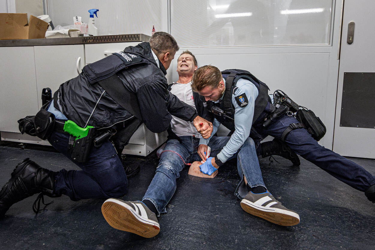 “AAAARGH!” Een neergeschoten hotelgast schreeuwt het uit van de pijn. De collega’s behandelen zijn ‘schotwond’ vlak bij de lies, door de ‘wond’ zo snel mogelijk vol te duwen met verband uit hun medische pouch.