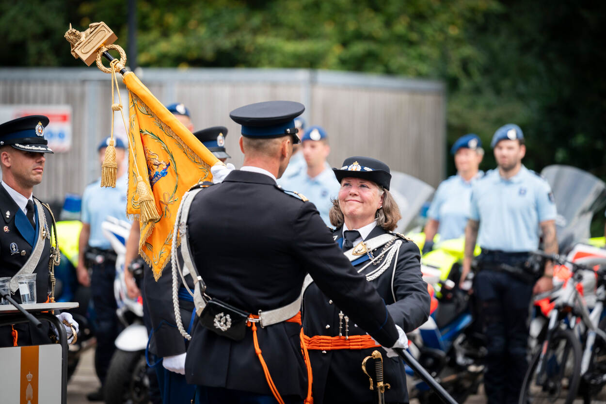 Luitenant-generaal Annelore Roelofs ontvangt de standaard van de Koninklijke Marechaussee.