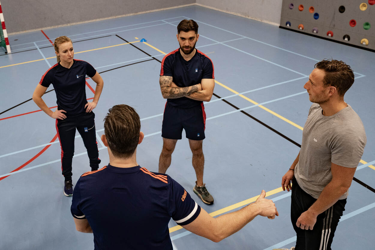 IBT-instructeurs in opleiding. Een les in een sporthal.
