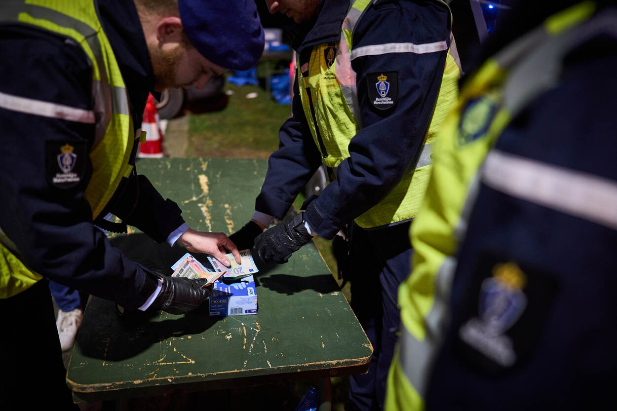 Marechaussees tellen briefgeld.