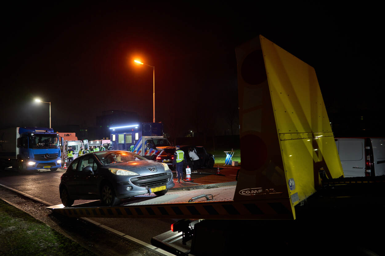 Auto wordt weggesleept door takelwagen.