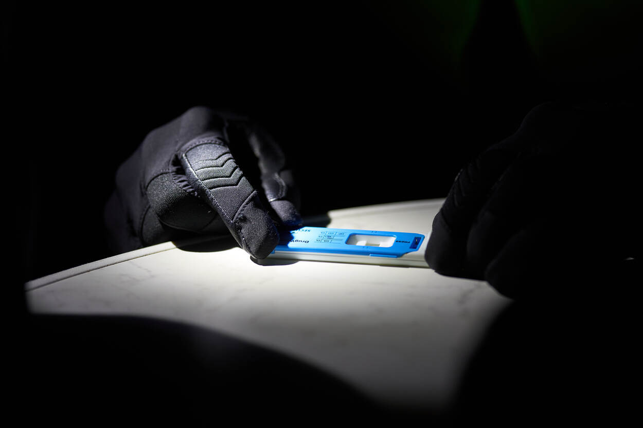Een drugstest wordt uitgelezen.