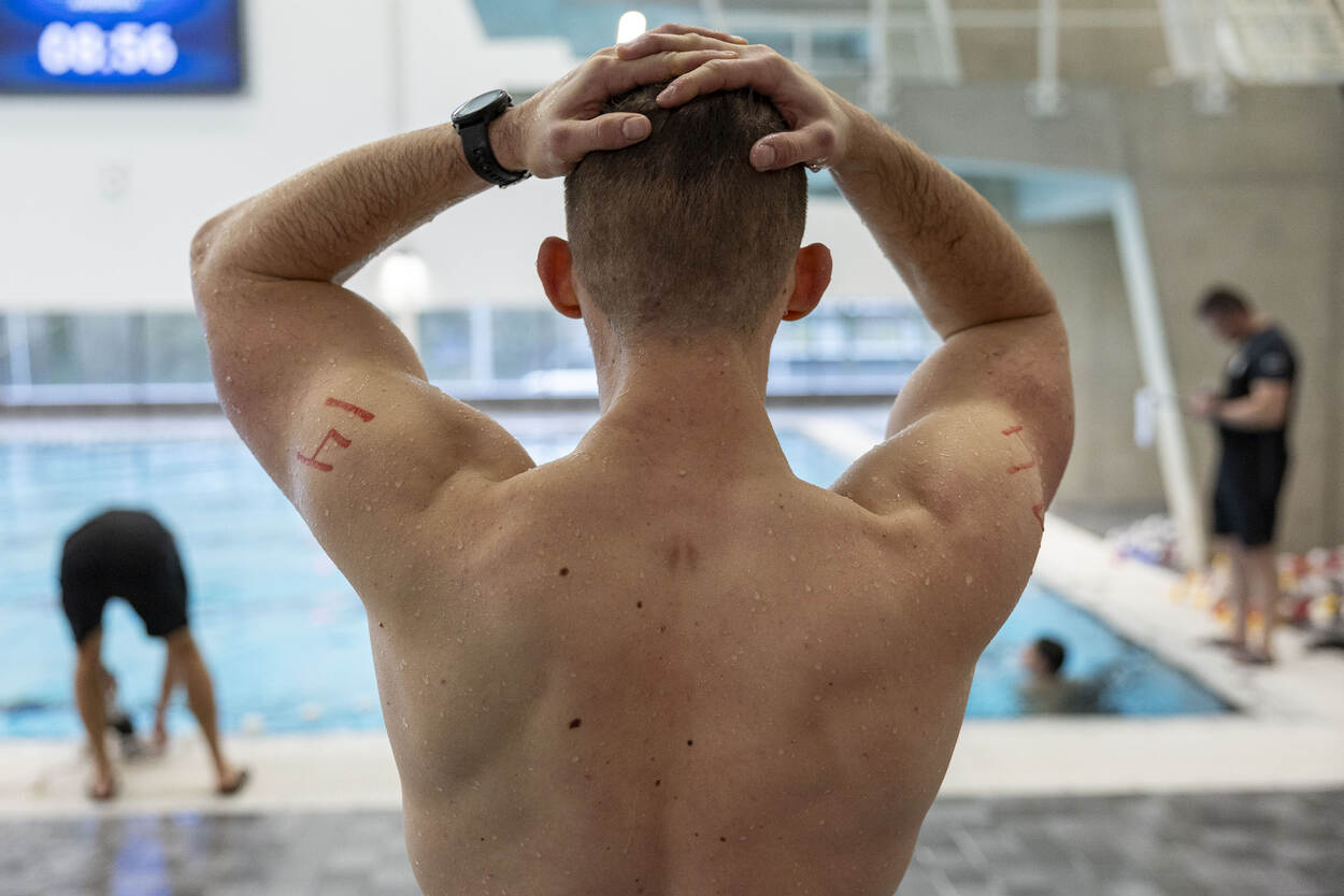 Een kandidaat van het selectietraject BSB bij het zwembad.