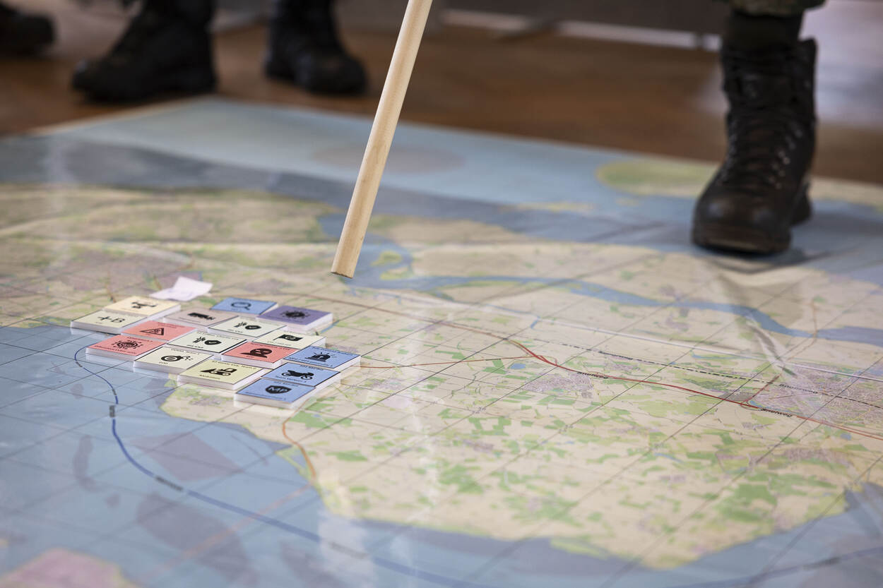 Met een stok worden de verrichtingen op de landkaart in de gaten gehouden.