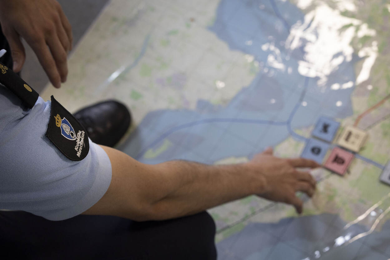 Marechaussee-cadet verschuift troepen op de kaart.