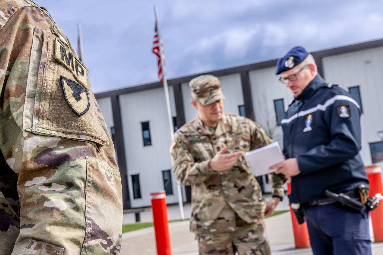 Wijkopperwachtmeester Bas bespreekt een casus door met zijn MP-collega’s op de United States Army Garrison in Brunssum.