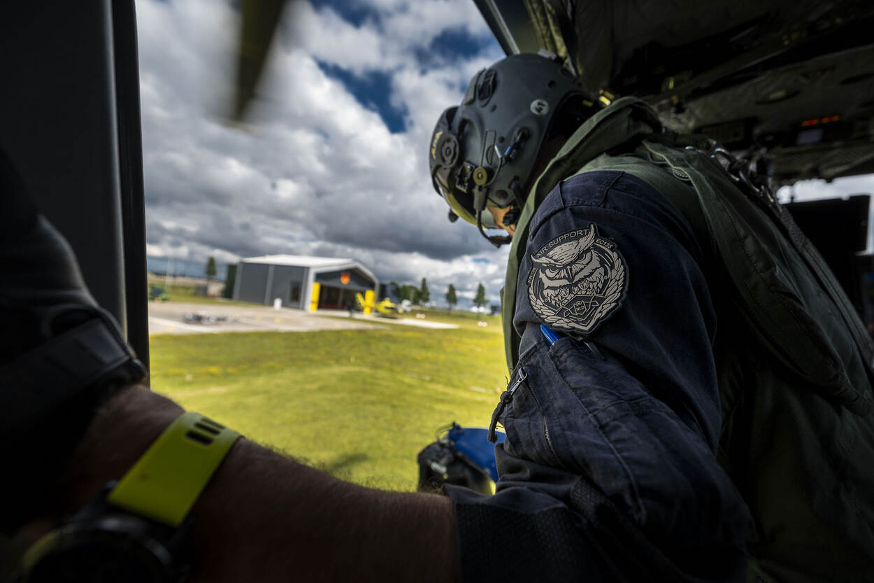Kijkje vanuit een geopende deur van de helikopter.
