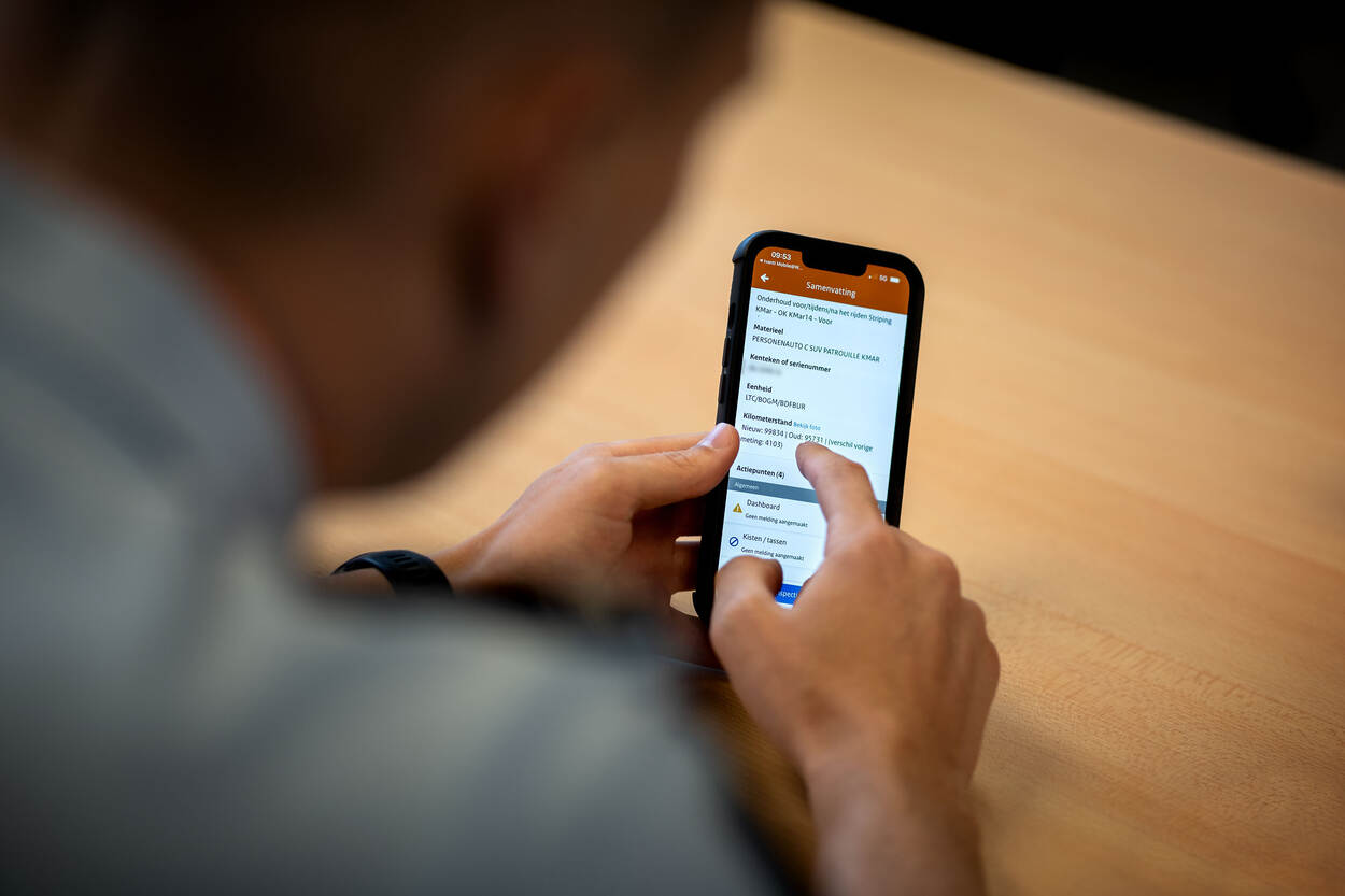 Machiel checkt op zijn diensttelefoon voertuiginformatie in de DO-MAINT app.