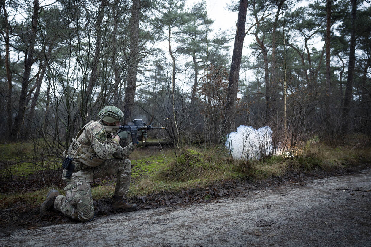 Schiettraining KMar in het bos.