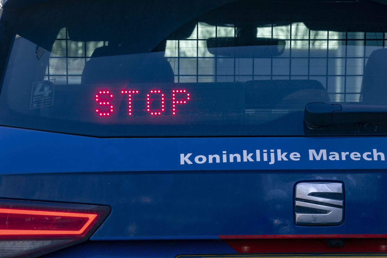 Stopteken achterop auto KMar.