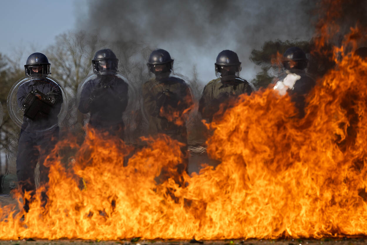 Marechaussees van de LBO bewegen zich door een vuurzee