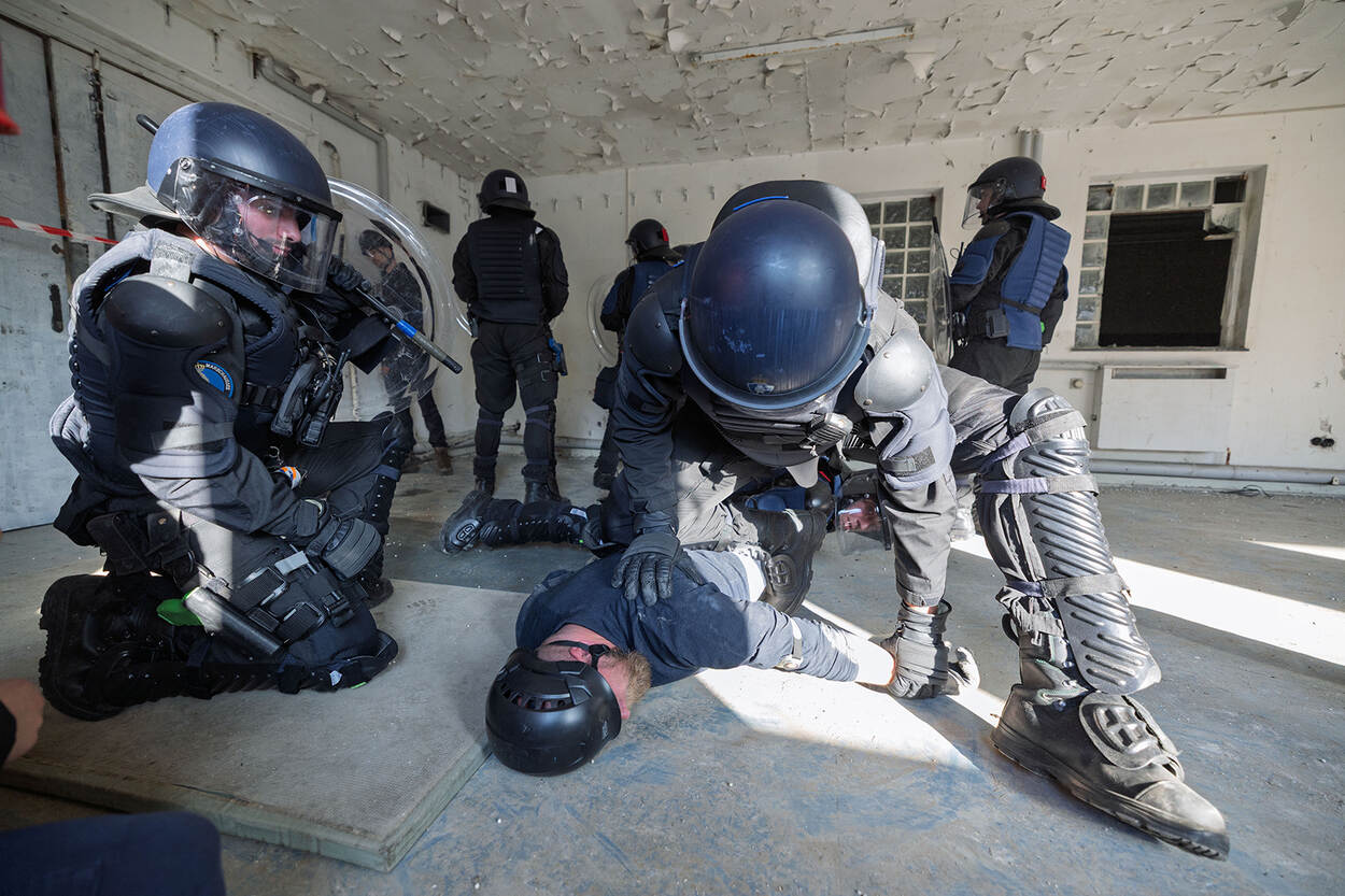 Marechaussees van de LBO houden iemand aan