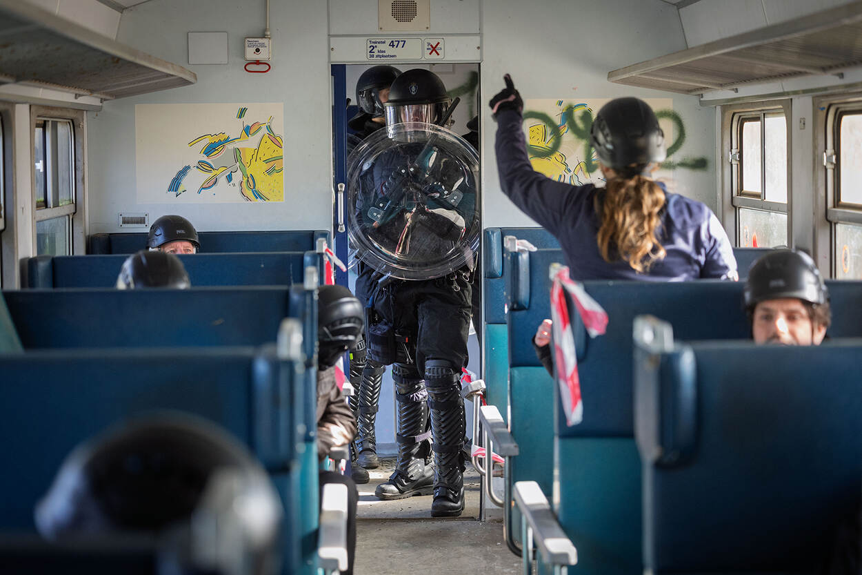 Marechaussees van de LBO stappen trein binnen