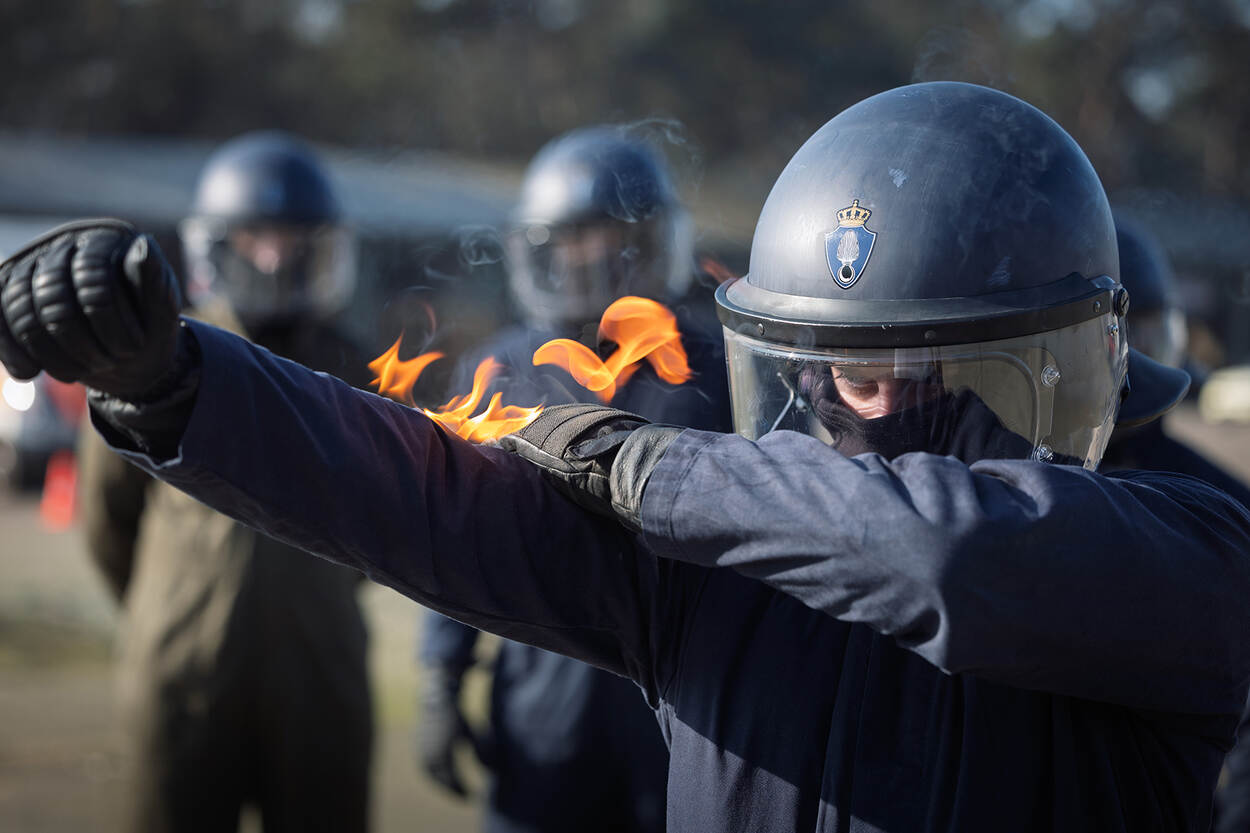 Marechaussee van de LBO in brandpak