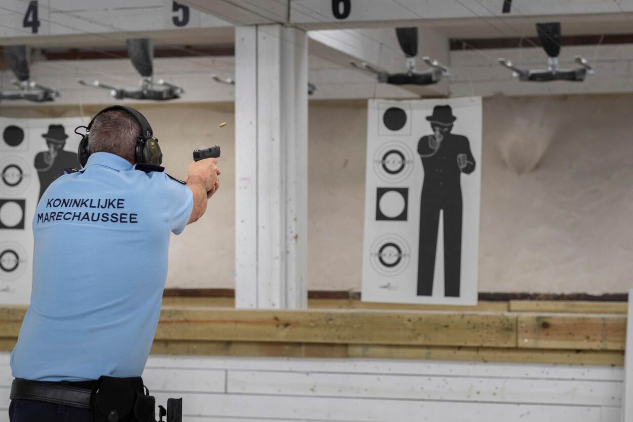 Een marechaussee oefent zijn schietvaardigheid met het Glock-pistool.