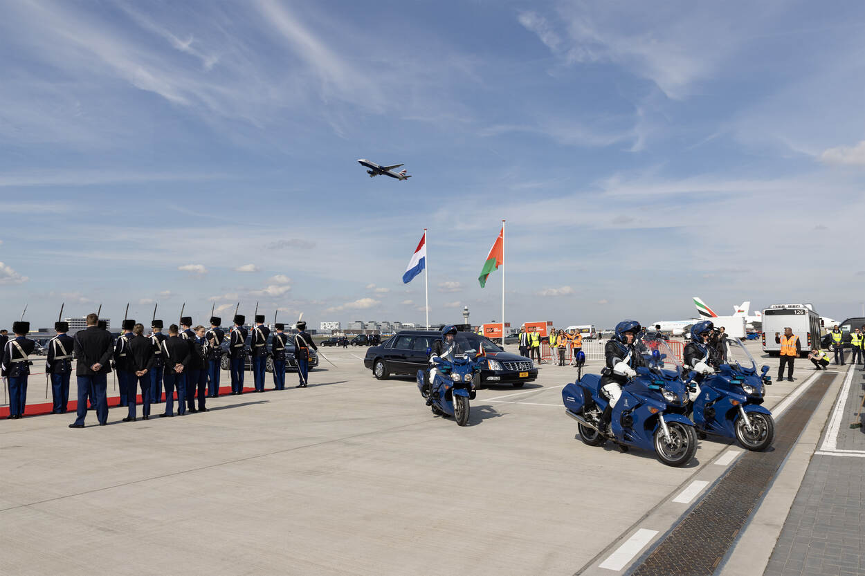 Ere-escorte sultan Oman door motoren van de KMar.