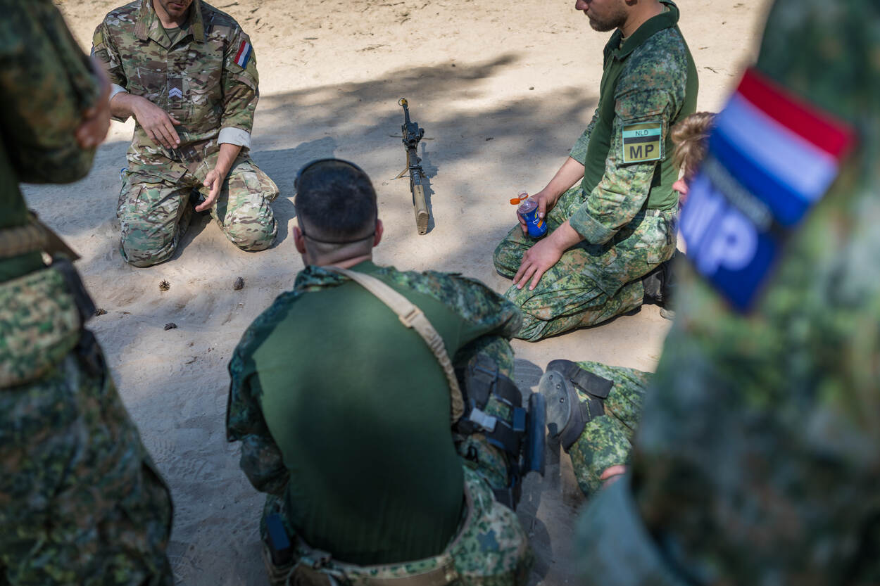 Uitleg door instructeur in het bos.
