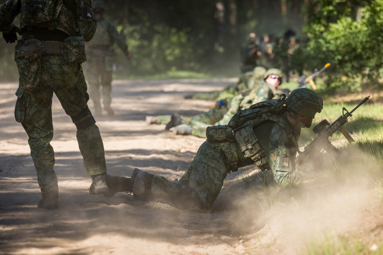 Militair zoekt dekking tijdens oefening contactdrills .
