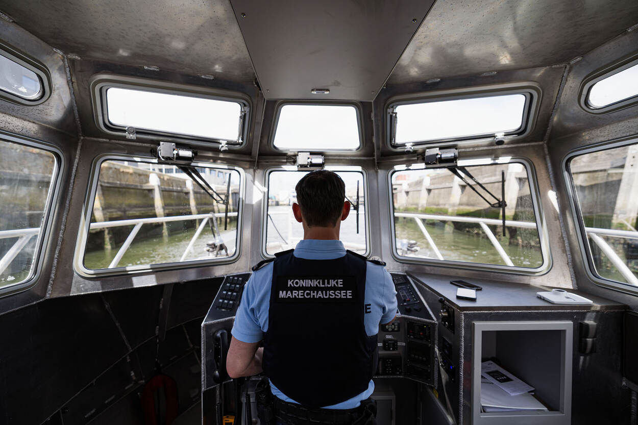 Marechaussee in vaartuig.