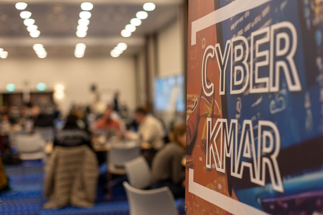 Logo van Cyber KMar op de deur van een ruimte.
