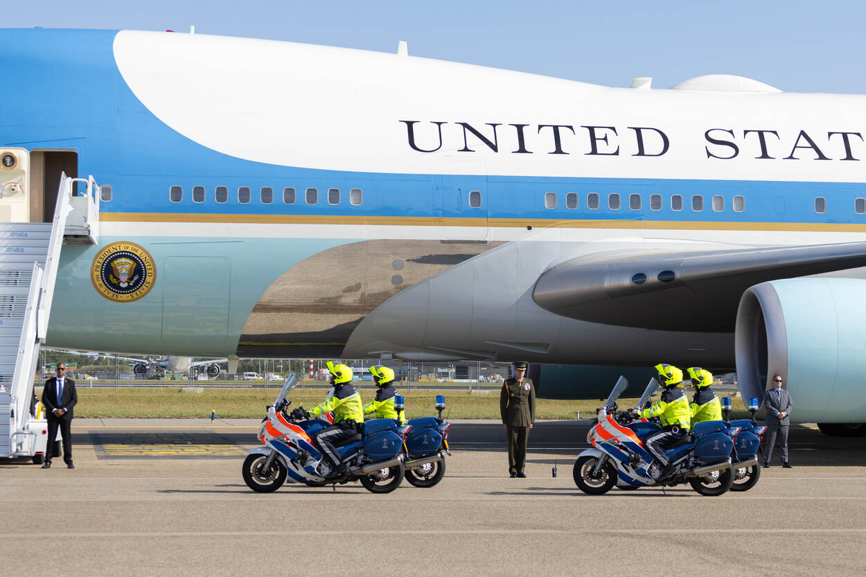 Motorrijders van de Koninklijke Marechaussee voor de Air Force One.