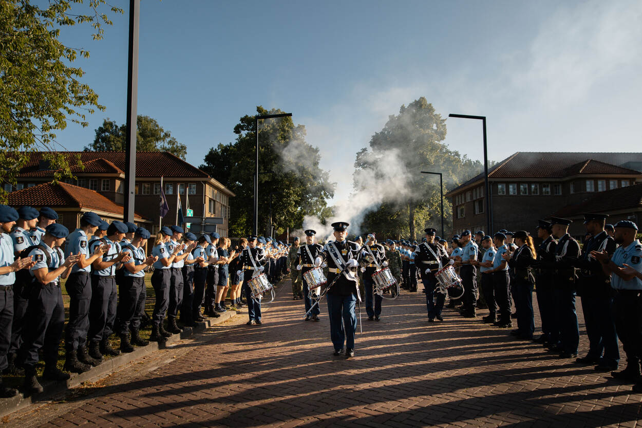 Door een erehaag van toekomstige collega’s lopen de marechaussee-studenten door de poort naar binnen.