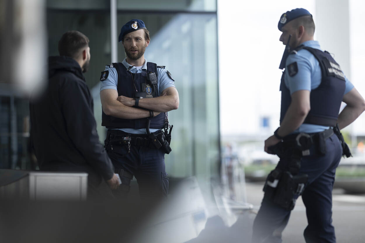 Bart en Alex spreken een jongen aan die in prullenbakken aan het spitten was.