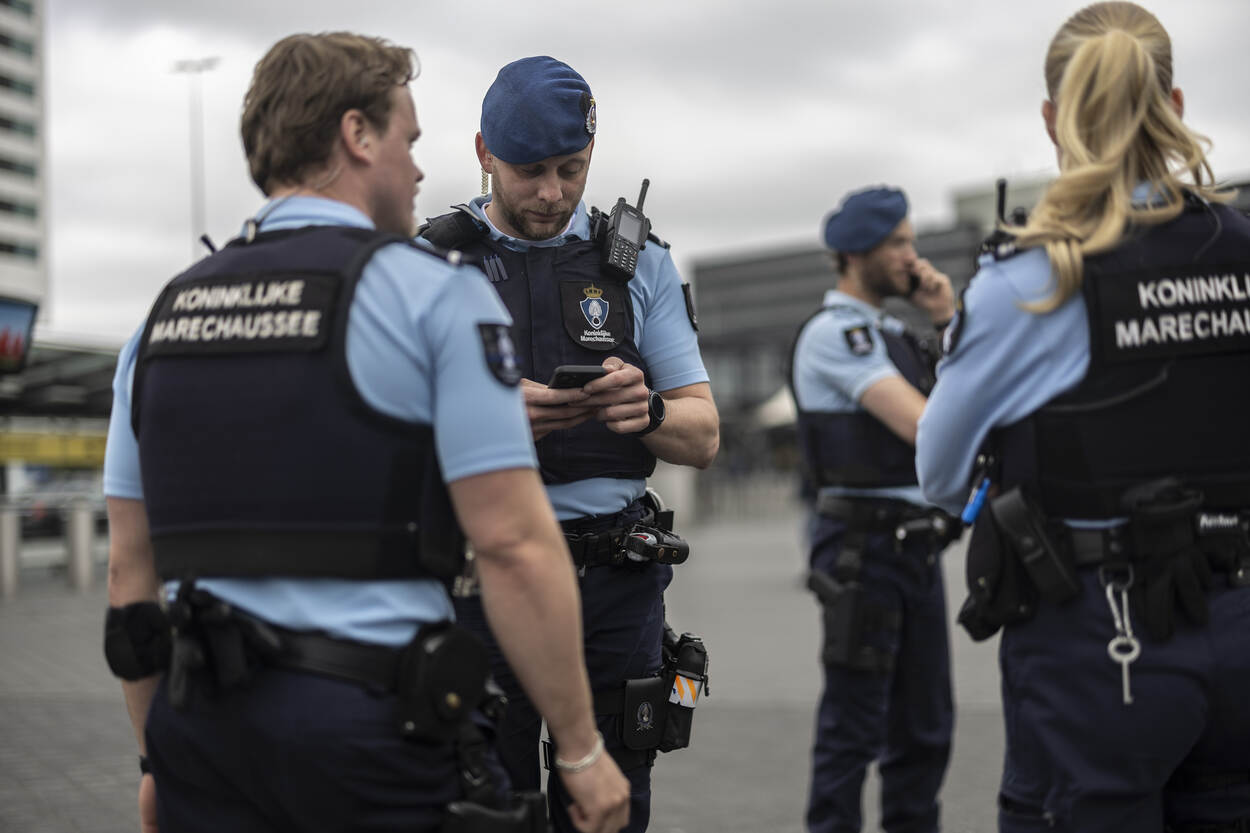 Wachtmeester Bart in gesprek met collega’s.