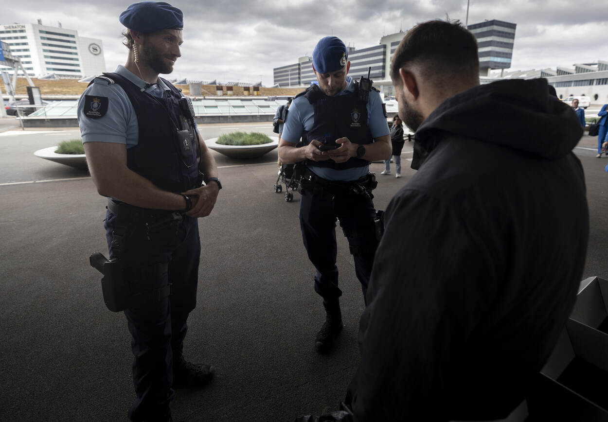 Bart en Alex controleren de gegevens van de jongeman.