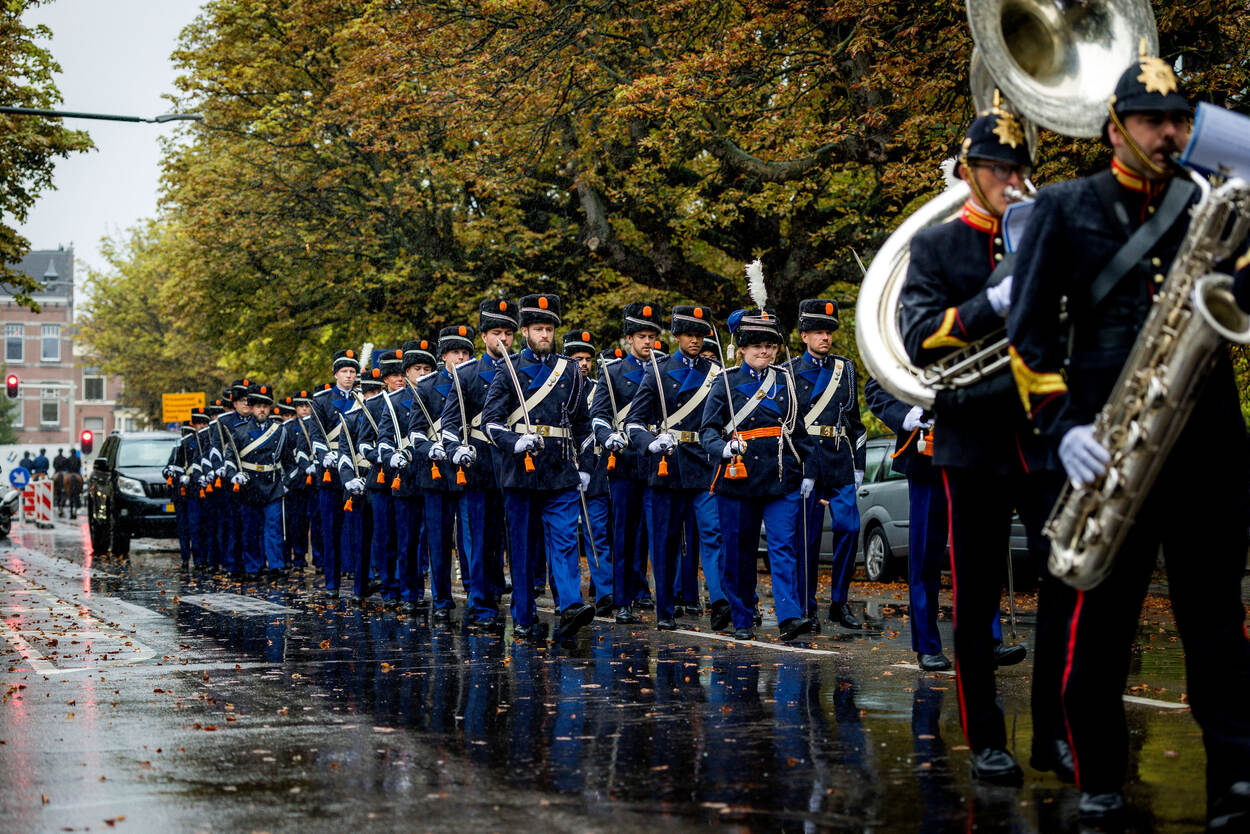 Ceremoniële stoet marechaussees op straat in Den Haag.