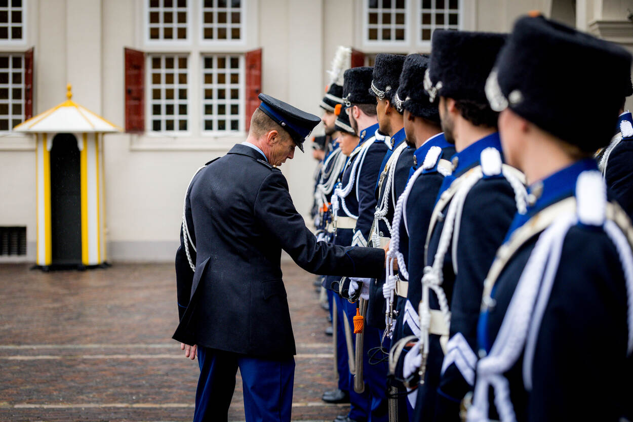 . Inspectie van de erewacht van de Marechaussee tijdens de overhandiging van de geloofsbrieven.