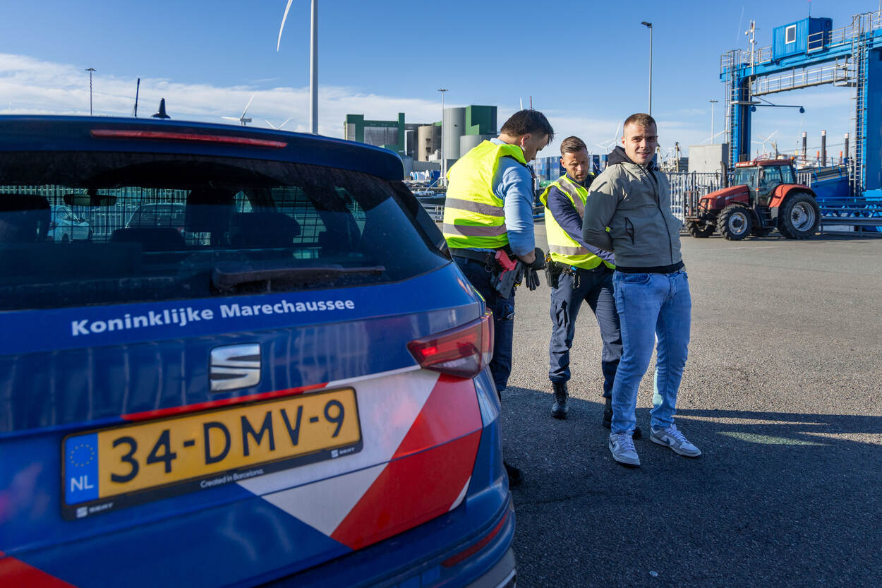 Marechaussees arresteren een verdachte in de Eemshaven.