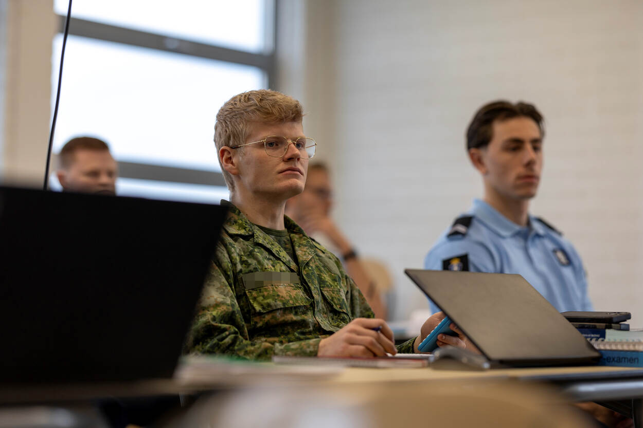 Marechaussee 2 Tymo zittend in het klaslokaal
