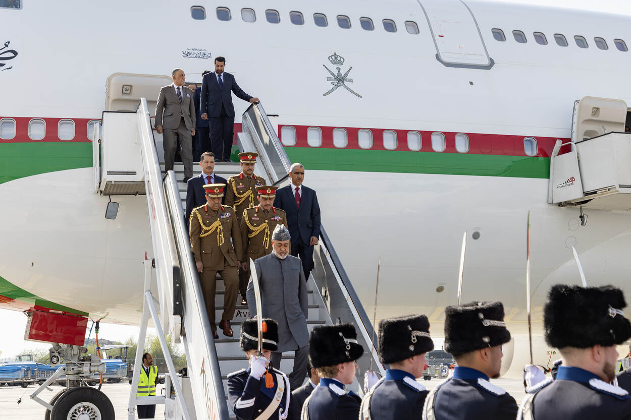 De sultan van Oman komt van de vliegtuigtrap richting de erewacht van de Marechaussee.